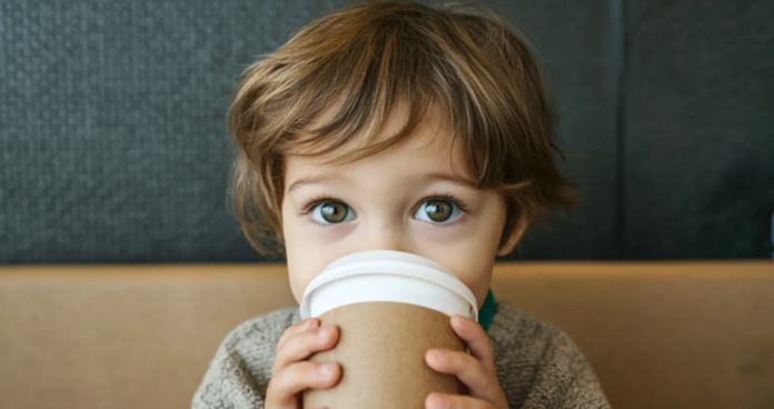 À partir de quel âge les enfants peuvent-ils boire du café ? Mythes, réalités et bon sens