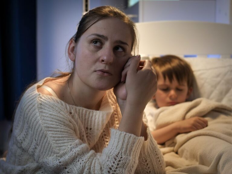 Je n'aime pas mon enfant : causes, conséquences et moyens d'aide