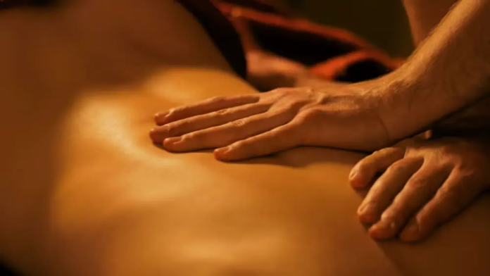 Le massage lingam : découvrez les bienfaits, les techniques et les précautions à respecter dans cette pratique tantrique