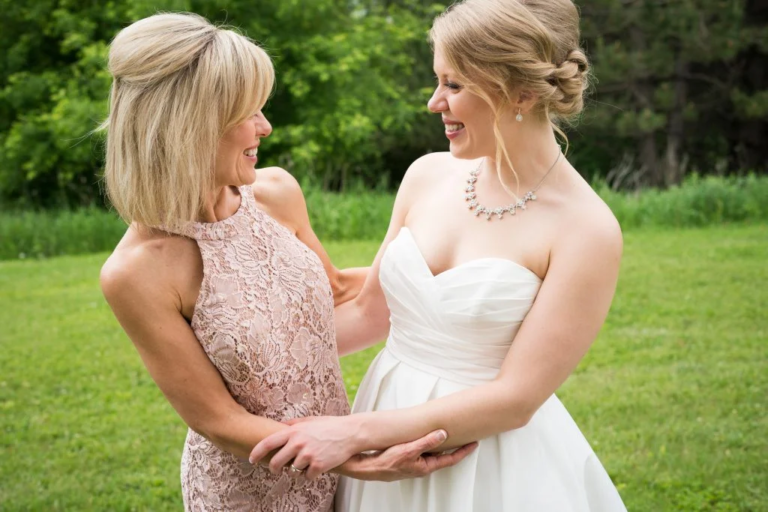 Une robe pour maman pour le mariage de sa fille : laquelle choisir ? Guide pratique et tendances