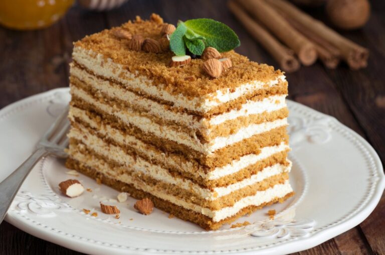 Gâteau traditionnel au miel et à la semoule de blé dur - recette d'un gâteau sablé polonais classique