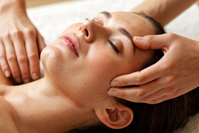 Massage du visage : comment améliorer l'aspect de la peau et se sentir mieux de manière naturelle ?