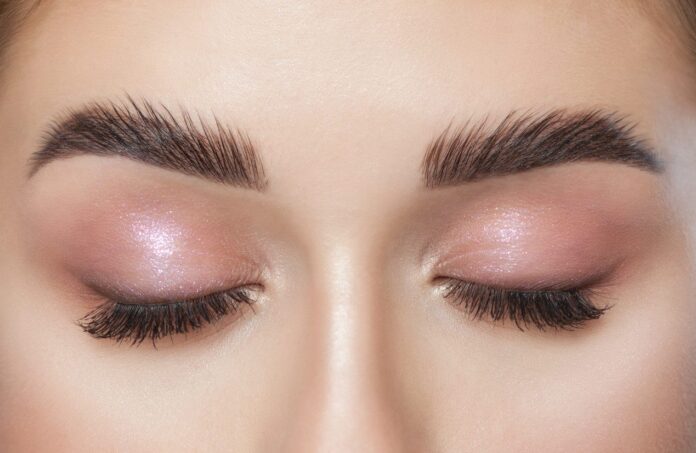 Ombres à paupières en crème : découvrez le secret d'un maquillage des yeux facile et longue tenue